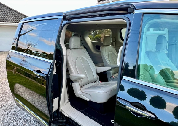 Chrysler Pacifica cena 86900 przebieg: 232231, rok produkcji 2018 z Czarne małe 781